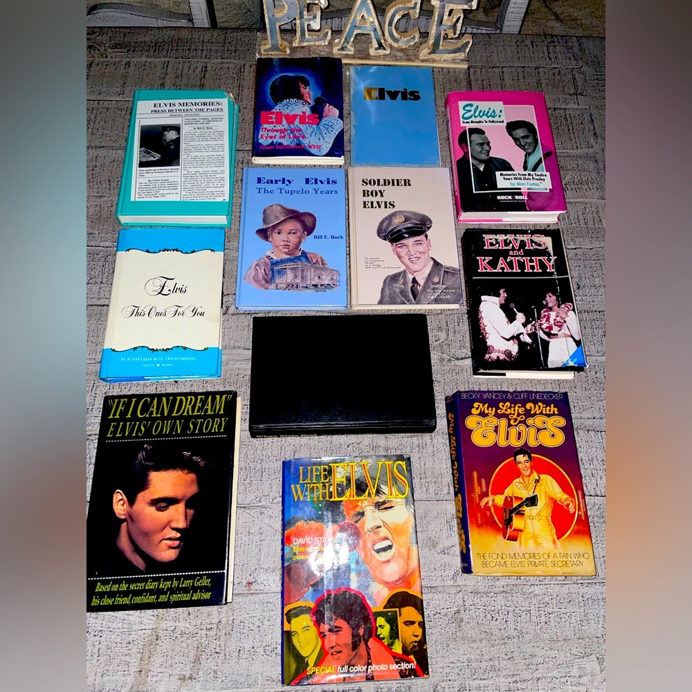 .ELVIS PRESLEY COLLECTIBLE BOOKS